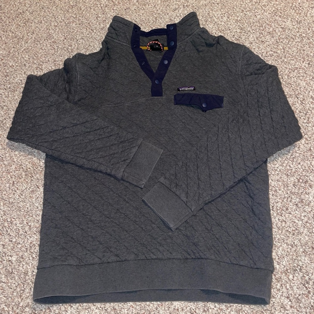 Men's gray and navy blue quarter button up